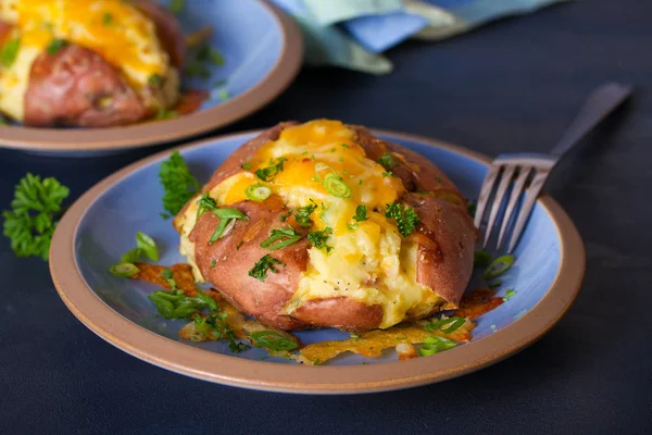 Batatas Assadas Duas Vezes Com Bacon Queijo Cebolinha — Fotografia de Stock