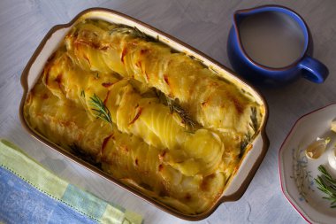 Patates graten, garnitür. Patates püresi ya da patates püresi. Sağlıklı vejetaryen yemeği. Düz görünüm