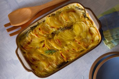 Patates graten, garnitür. Patates püresi ya da patates püresi. Sağlıklı vejetaryen yemeği. Düz görünüm