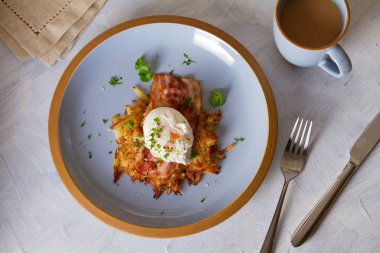 Pastırmalı patates pastırması ve soğan ve maydanozla süslenmiş haşlanmış yumurta. Sebzeli börek, krep. Düz görünüm