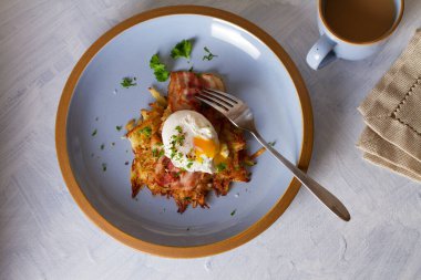 Pastırmalı patates pastırması ve soğan ve maydanozla süslenmiş haşlanmış yumurta. Sebzeli börek, krep. Düz görünüm