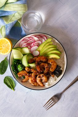 Ispanaklı karides kasesi, turp salatalığı, yosun ve avokado. Yukarıdan görüntüle, en üstten