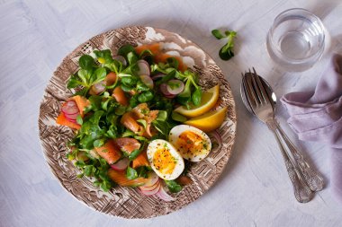 Somon yumurtası turpu ve kuzu salatası. Bahar salatası yemeği. Düz yatay resim uzandı