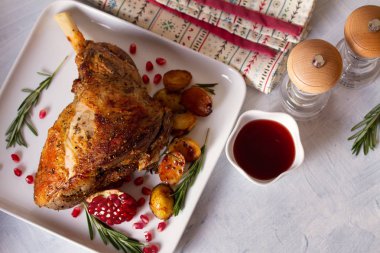 Patates, nar ve biberiyeli kuzu rostosu. Yukarıdan görüntüle, en üstten