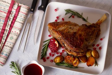 Patates, nar ve biberiyeli kuzu rostosu. Yukarıdan görüntüle, en üstten