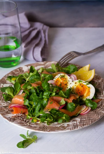 Salmão Defumado Rabanete Ovo Salada Folhas Cordeiro Comida Salada Primavera — Fotografia de Stock