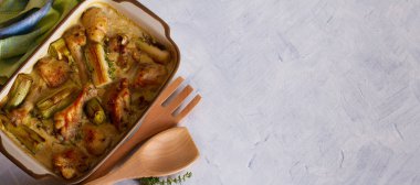 Ekşi krema soslu tavuk butları ve bacakları pırasa ve kekik ile. Kopyalama alanı olan yatay resim