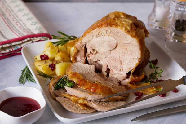 Putenkeule Braten Putenkeule Ohne Knochen Mit Kartoffeln Und Preiselbeeren — Stockfoto