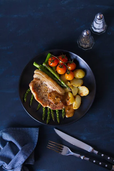 Chuleta Cerdo Asada Con Salsa Pimienta Espárragos Papas Tomates Vista — Foto de Stock