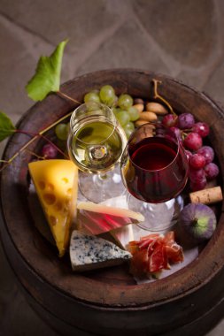 Şarap mahzeninde kırmızı ve beyaz şarap kadehleri. Genel görünüm, en üstteki görüntü 