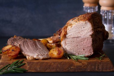 Kuzu rostosu, patates ve biberiye. yatay resim, boşluğu kopyala