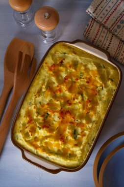 Kremalı balık turtası: somon, morina, füme coley, kremalı sos ve peynirli patates sosu. Yukarıdan görüntüle, en üstten