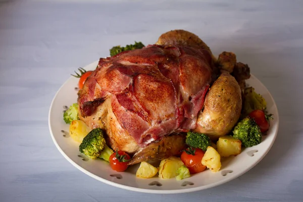 Pollo Asado Con Pechugas Envueltas Tocino Verduras —  Fotos de Stock