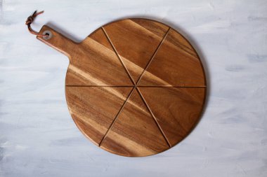 Beyaz arka planda pizza tahtasından yapılmış düzen. Model, düz yatış, şablon