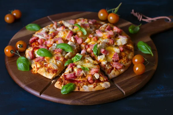 Sabrosa Pizza Con Pollo Jamón Comida Italiana — Foto de Stock