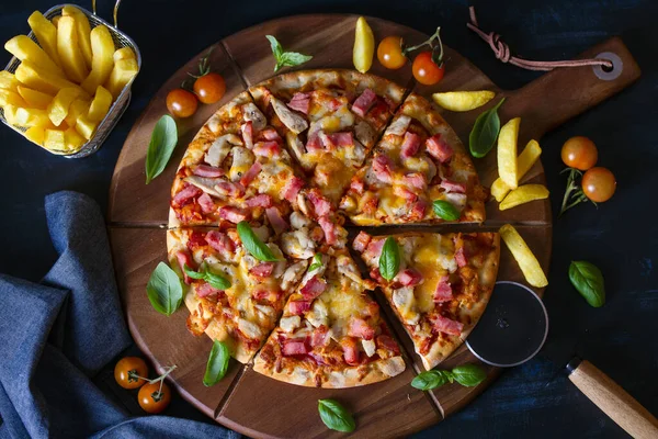 Sabrosa Pizza Con Pollo Jamón Comida Italiana Vista Desde Arriba — Foto de Stock