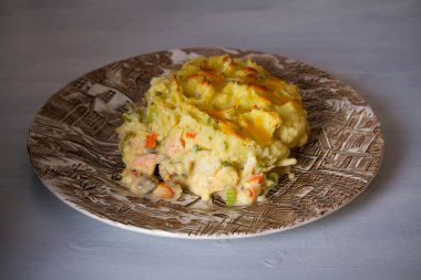 Kremalı balık turtası: çeşitli balık türleri, kremalı sos ve peynirli patates sosu. yatay resim