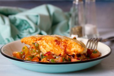 Domates soslu kızarmış morina balığı.