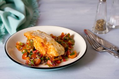 Domates soslu kızarmış morina balığı.