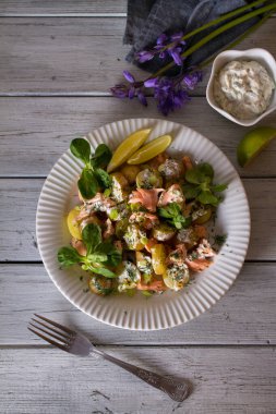 Haşlanmış somonlu yeni sezon patates salatası. Sağlıklı diyet yemekleri. Yukarıdan bak, en iyi stüdyo çekimi.