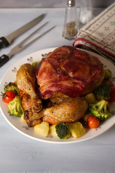 Whole Roast Chicken Breasts Wrapped Bacon Vegetables Potatoes Broccoli Tomatoes — Stock Photo, Image