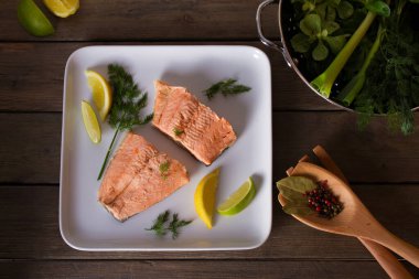 Haşlanmış somon filetosu. Beyaz tabakta haşlanmış somon balığı. Sağlıklı diyet balık yemeği. Yukarıdan bak, en iyi stüdyo çekimi.