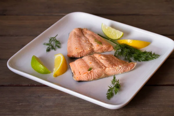 鮭の切り身だ 白皿に鮭をゆでた 健康的な食事魚料理 — ストック写真