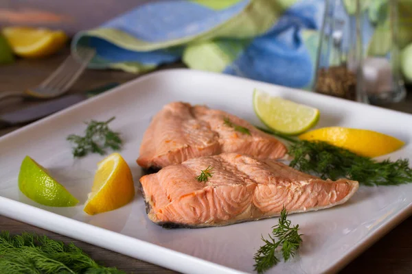 Pochiertes Lachsfilet Gekochter Lachs Auf Weißem Teller Gesunde Ernährung Fischgericht — Stockfoto