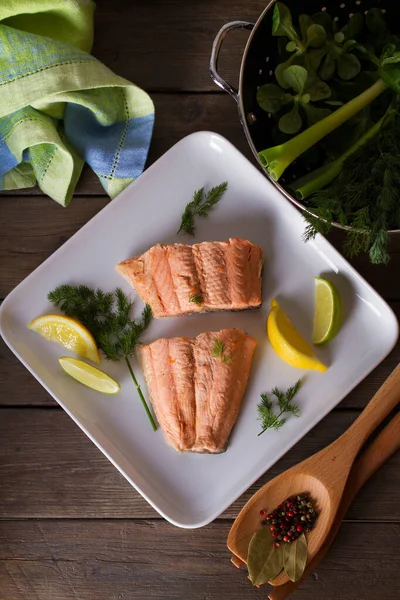 Filetes Salmão Escalfados Salmão Cozido Prato Branco Prato Peixe Dieta — Fotografia de Stock