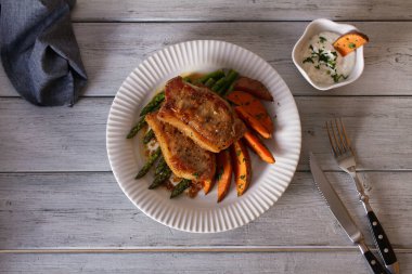 Kuşkonmaz ve tatlı patatesli sarımsaklı domuz pirzolası. Yukarıdan görüntüle, en üstten