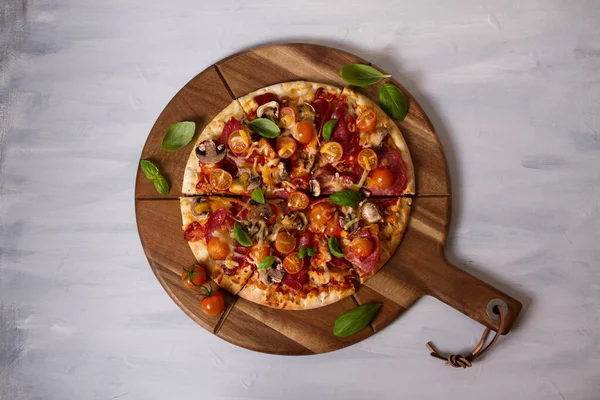 Sabrosa Pizza Papas Fritas Sobre Tabla Servir Madera Fondo Blanco — Foto de Stock