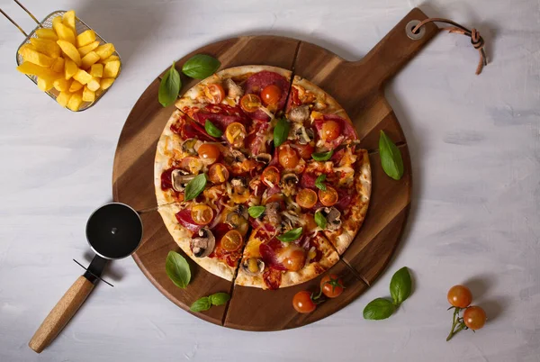 Sabrosa Pizza Papas Fritas Sobre Tabla Servir Madera Fondo Blanco — Foto de Stock