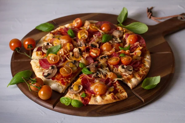 Sabrosa Pizza Papas Fritas Sobre Tabla Servir Madera Fondo Blanco — Foto de Stock