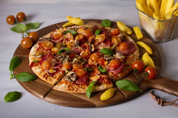 Sabrosa Pizza Papas Fritas Sobre Tabla Servir Madera Fondo Blanco — Foto de Stock