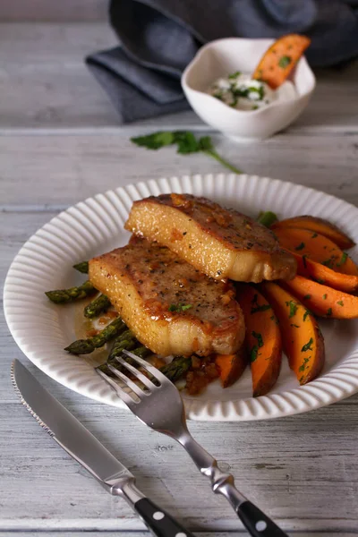 Miel Ajo Chuletas Cerdo Con Espárragos Batatas — Foto de Stock