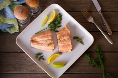 Limonlu somon buharı ve beyaz tabakta dereotu. Sağlıklı diyet detoks gıda konsepti. Düz uzanın, başınızın üstünde