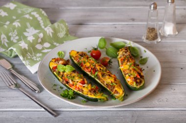 Kıyma ve sebzeyle doldurulmuş kabaklar.