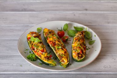 Kıyma ve sebzeyle doldurulmuş kabaklar.