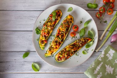 Kıyma ve sebzeyle doldurulmuş kabaklar. Yukarıdan görüntüle, en üstten