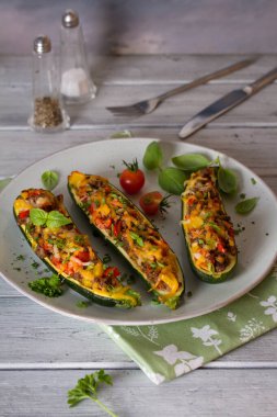 Kıyma ve sebzeyle doldurulmuş kabaklar.