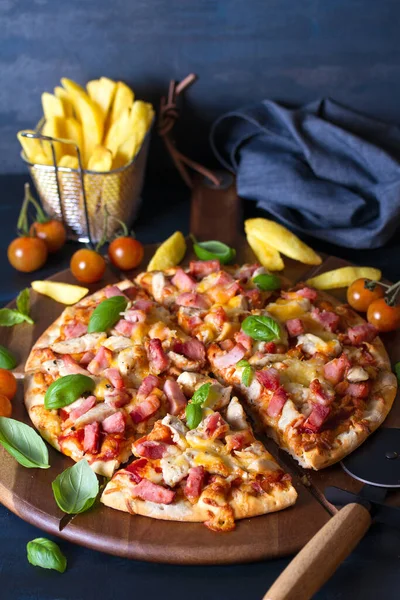 Deliciosa Pizza Papas Fritas Imagen Vertical — Foto de Stock