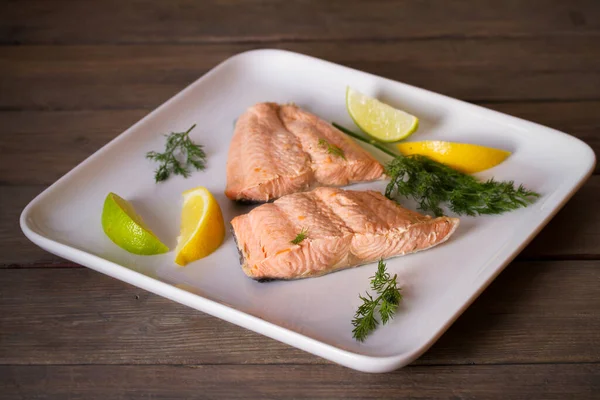 Cocine Vapor Salmón Con Limón Eneldo Plato Blanco Dieta Saludable — Foto de Stock