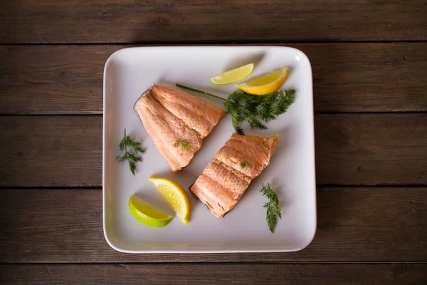 レモンとディルをホワイトプレートで蒸したサーモン 健康的な食事は食品の概念をデトックス — ストック写真