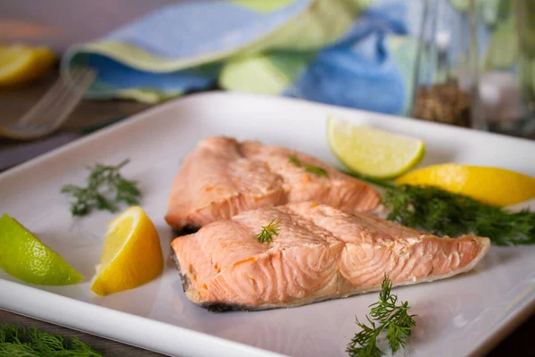 Lachs Mit Zitrone Und Dill Auf Weißem Teller Dünsten Gesunde — Stockfoto