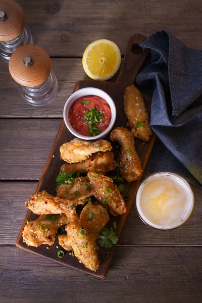 Chicken Wings Serving Board Glass Beer View Top View — Stock Photo, Image