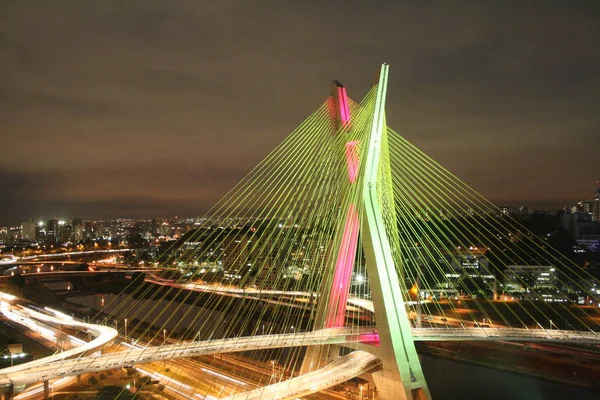 Estaiada桥在夜晚 — 图库照片