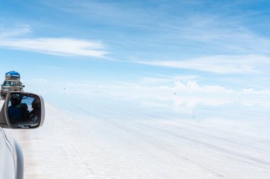 Arabalar donmuş Baykal Gölü 'nün karlı yüzeyinde kalırlar. 