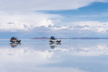 Arabalar donmuş Baykal Gölü 'nün karlı yüzeyinde kalırlar.