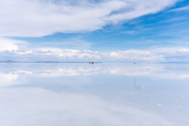 Arabalar donmuş Baykal Gölü 'nün karlı yüzeyinde kalırlar.