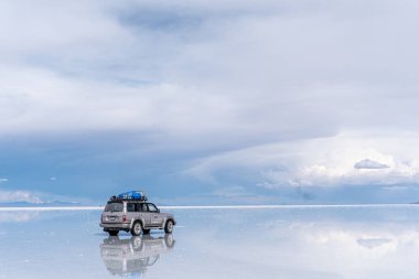 Arabalar donmuş Baykal Gölü 'nün karlı yüzeyinde kalırlar. 